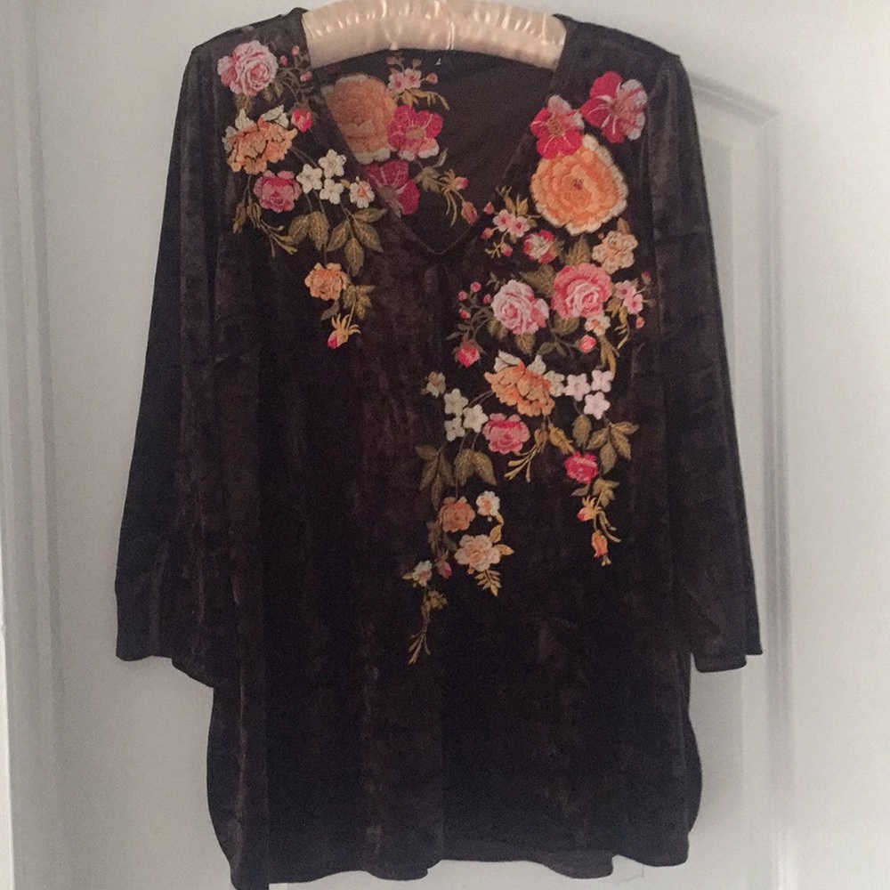 Velvet tunic with embroidered flowers